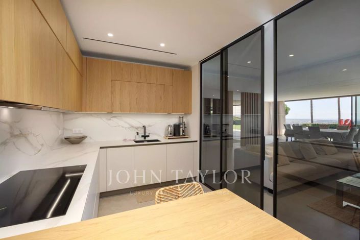 Image No.9-5 Bed House for sale