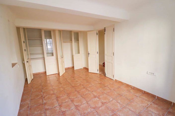 Image No.10-5 Bed House for sale