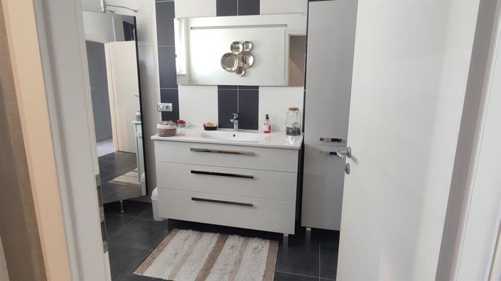 Image No.9-4 Bed House for sale