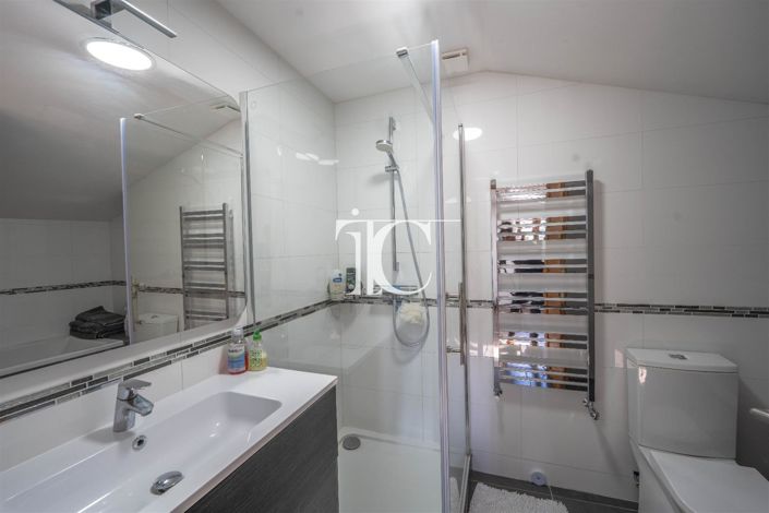 Image No.20-8 Bed House for sale