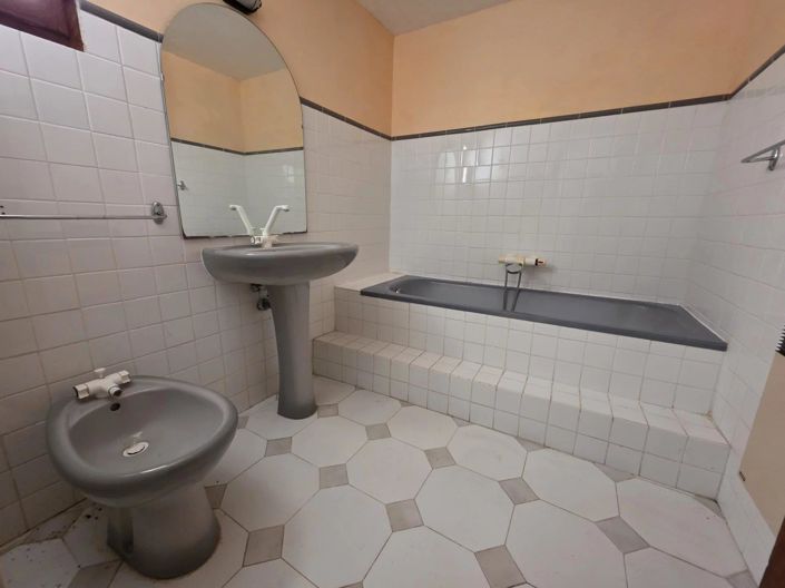 Image No.8-6 Bed House for sale