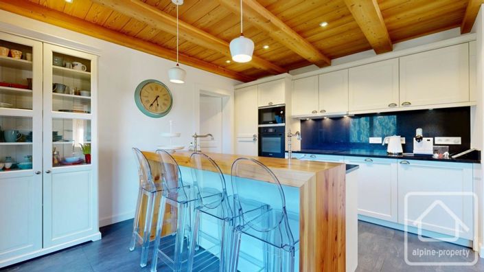 Image No.18-5 Bed Property for sale