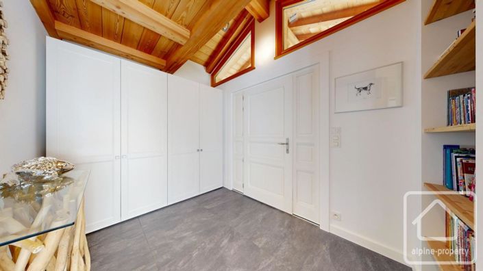 Image No.48-5 Bed Property for sale