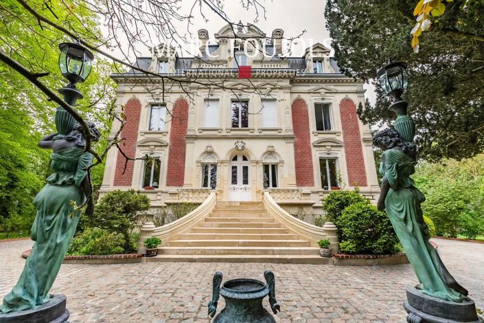 Image No.2-8 Bed House for sale