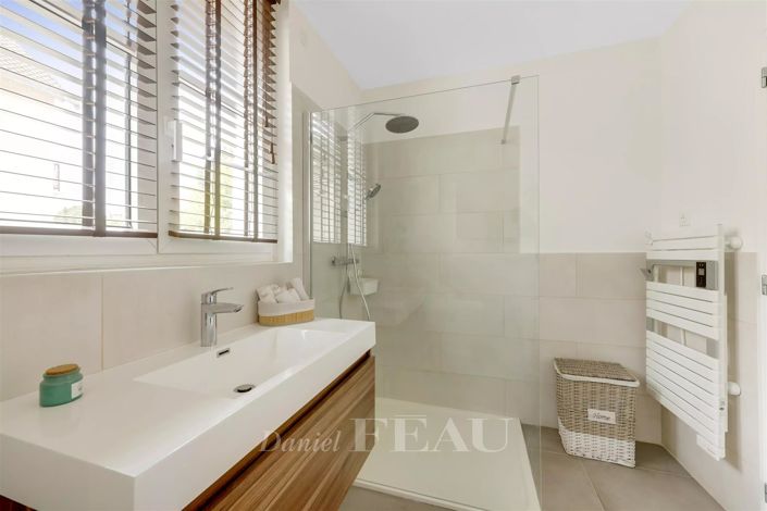 Image No.10-3 Bed House for sale