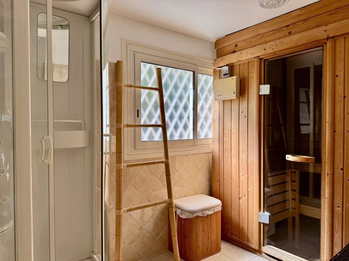 Image No.8-5 Bed House for sale