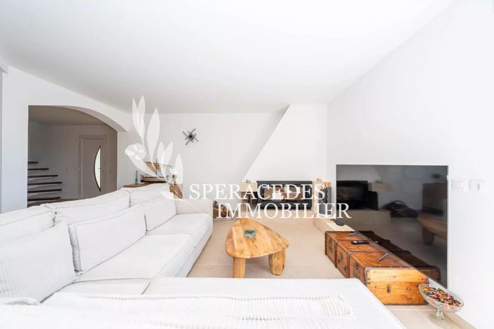 Image No.10-3 Bed House for sale