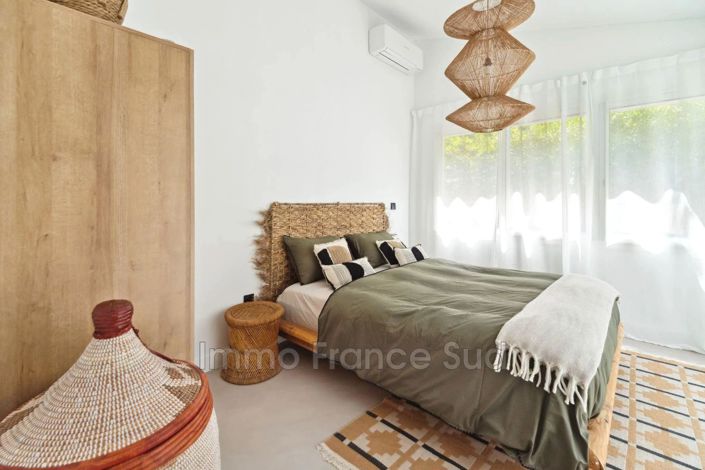 Image No.20-5 Bed House for sale