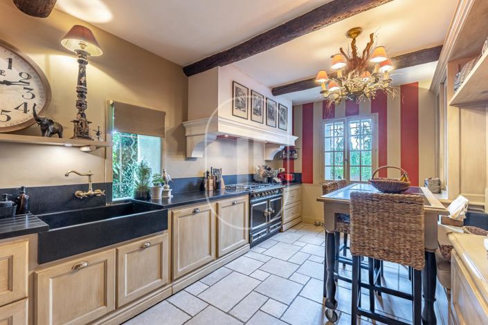 Image No.5-8 Bed House for sale