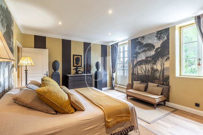 Image No.8-8 Bed House for sale