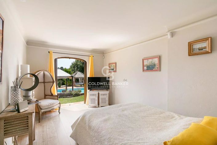 Image No.8-6 Bed House for sale