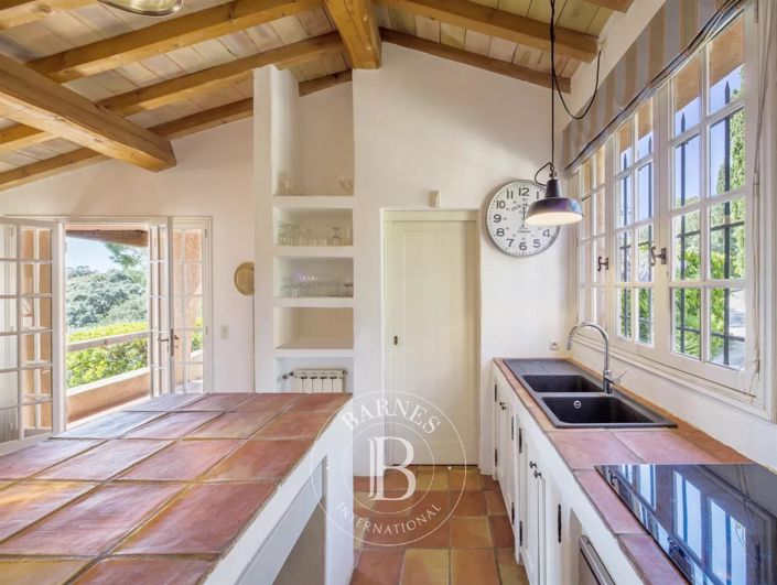 Image No.6-5 Bed House for sale