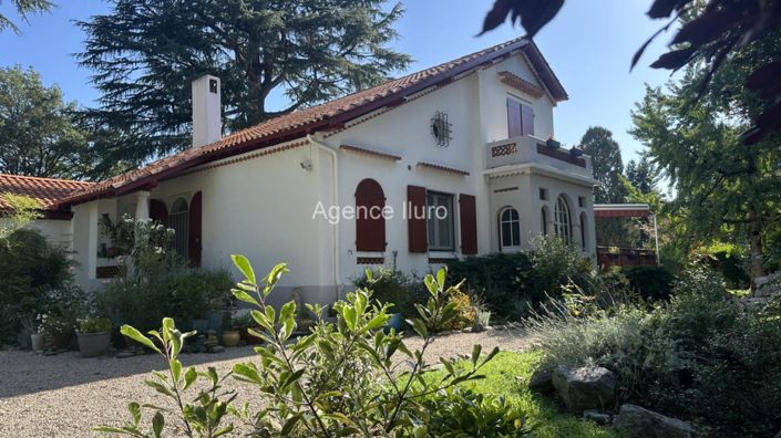 Image No.1-4 Bed Property for sale