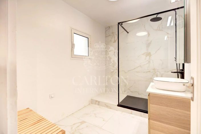 Image No.8-5 Bed House for sale