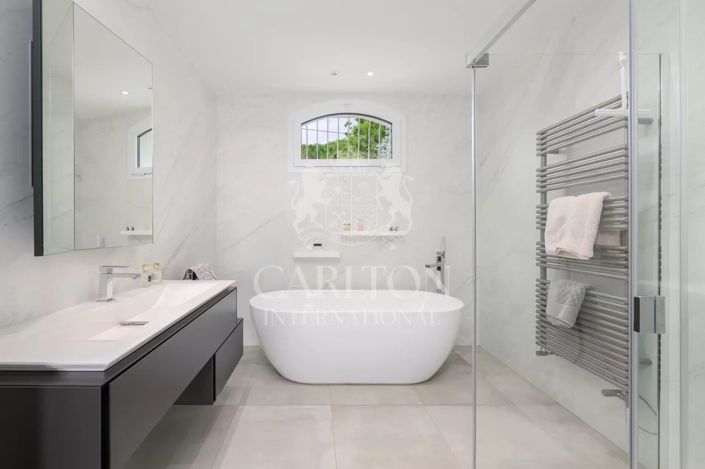 Image No.8-5 Bed House for sale