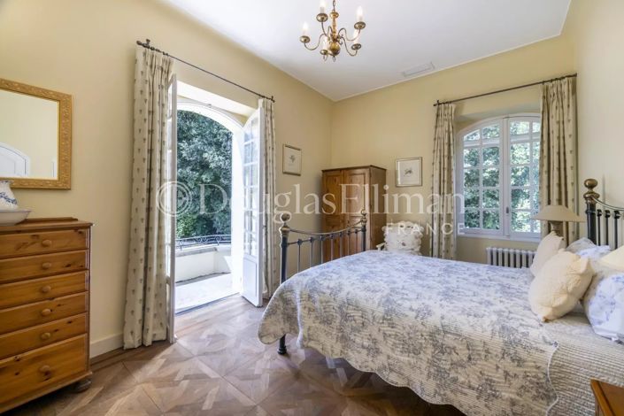 Image No.20-7 Bed House for sale