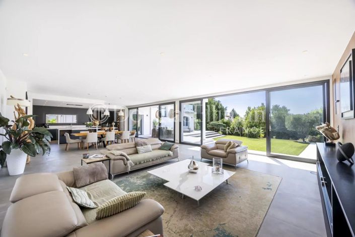 Image No.8-5 Bed House for sale