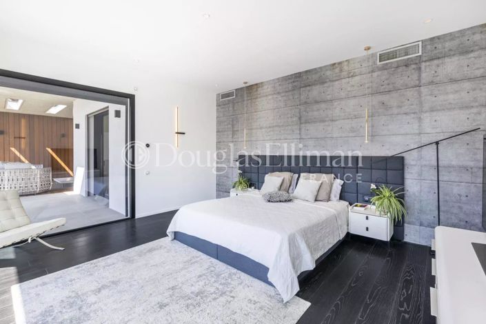 Image No.9-5 Bed House for sale