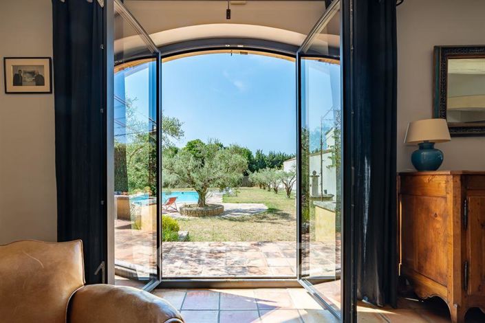 Image No.1-4 Bed Property for sale