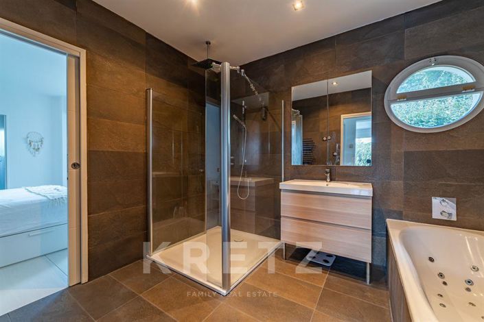 Image No.8-6 Bed House for sale