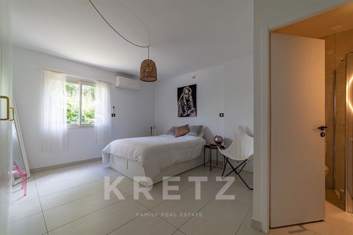 Image No.9-6 Bed House for sale