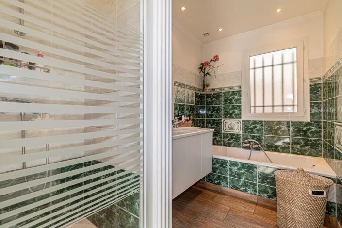 Image No.17-4 Bed House for sale