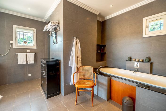 Image No.8-5 Bed House for sale