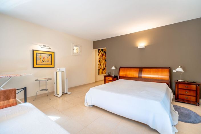 Image No.9-5 Bed House for sale