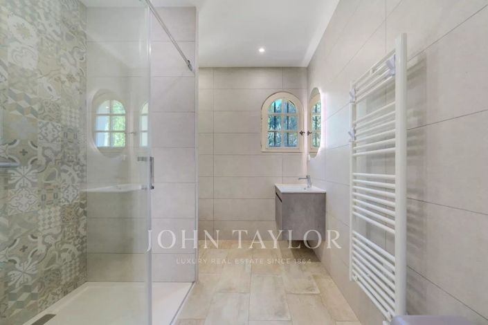 Image No.28-8 Bed House for sale