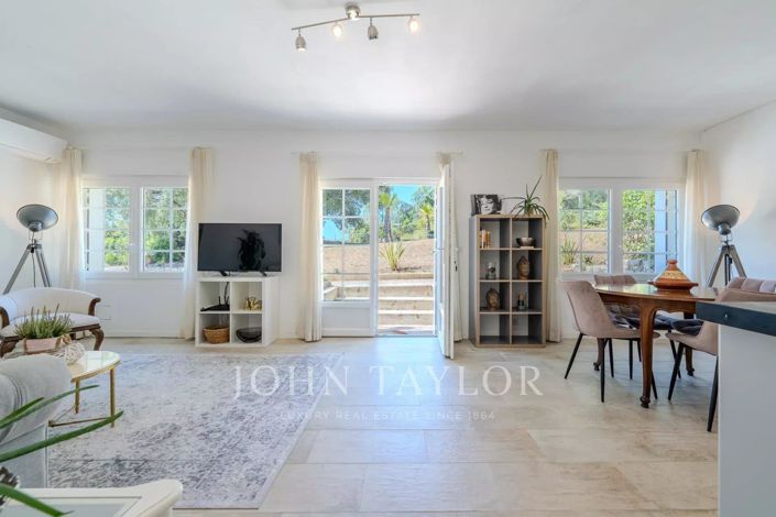 Image No.30-8 Bed House for sale