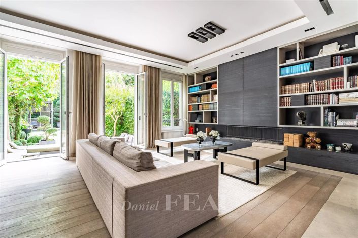 Image No.8-5 Bed House for sale