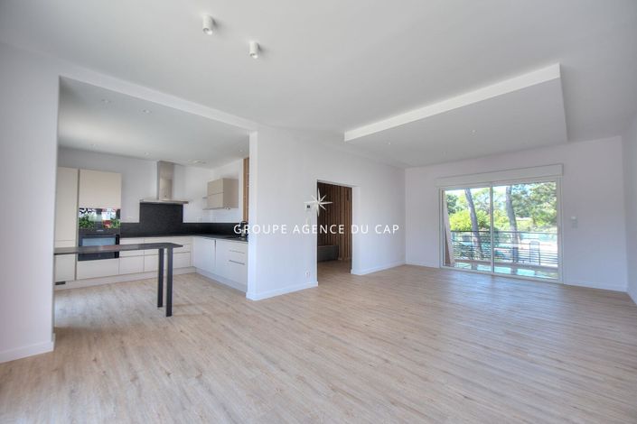 Image No.5-5 Bed House for sale