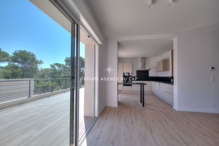 Image No.6-5 Bed House for sale