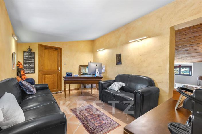 Image No.7-10 Bed House for sale