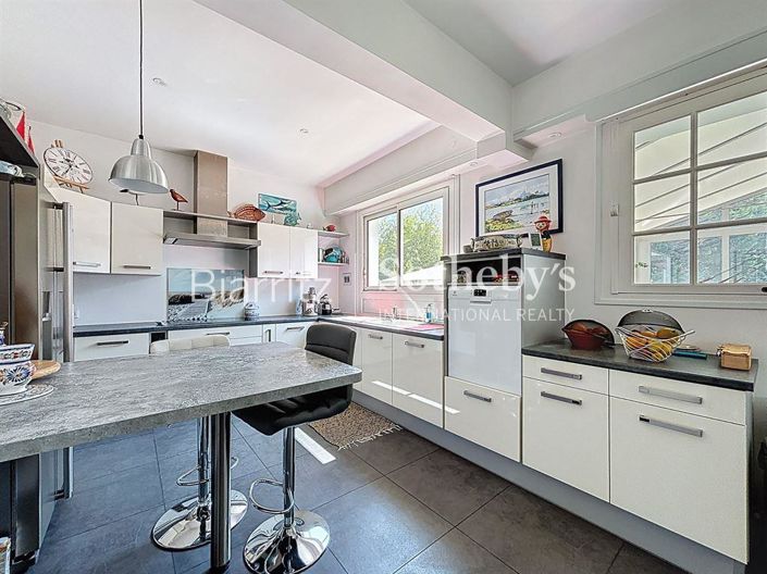 Image No.5-6 Bed House for sale