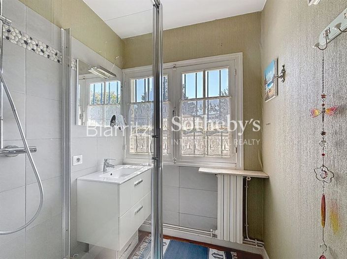 Image No.8-6 Bed House for sale