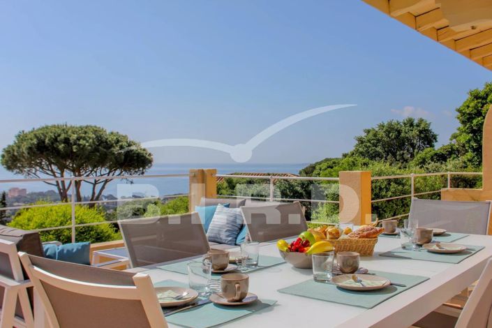 Image No.1-4 Bed House for sale