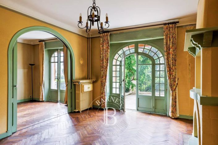 Image No.8-7 Bed House for sale