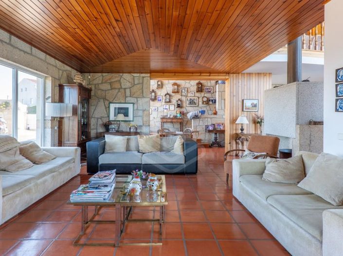 Image No.25-7 Bed House for sale