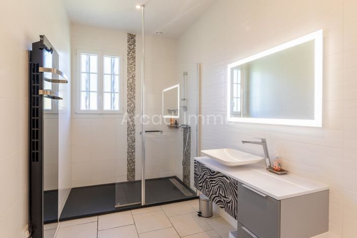 Image No.8-3 Bed House for sale