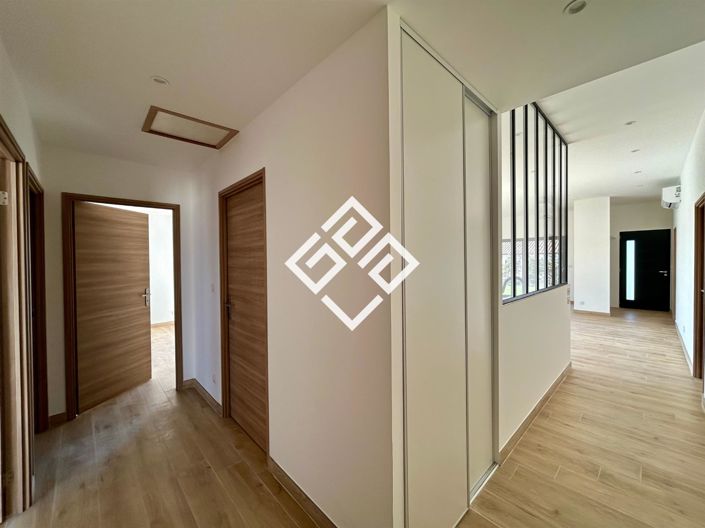 Image No.10-3 Bed House for sale