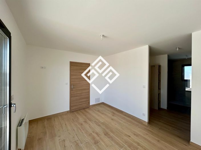 Image No.11-3 Bed House for sale