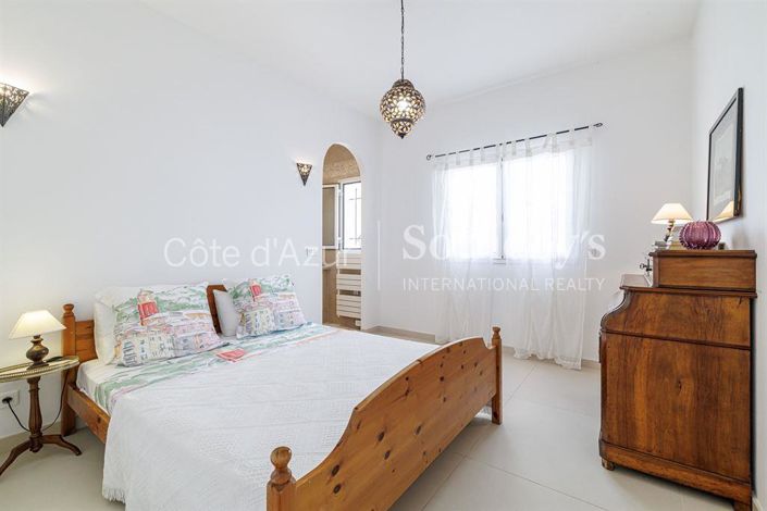 Image No.12-4 Bed House for sale