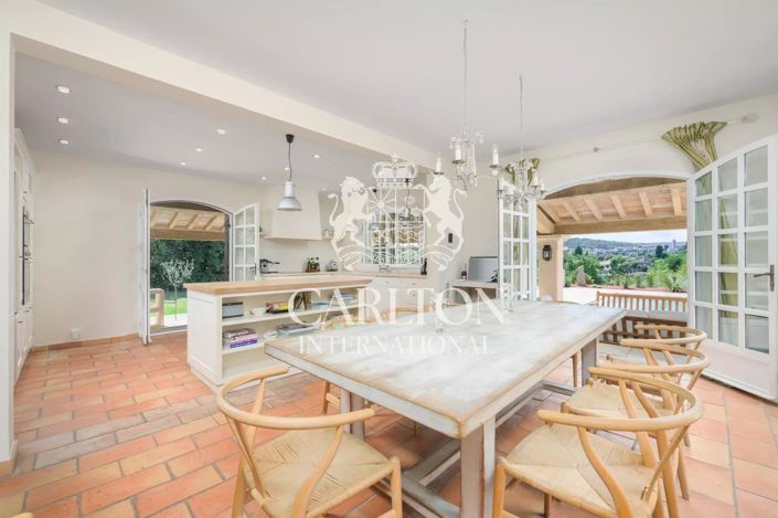 Image No.8-5 Bed House for sale