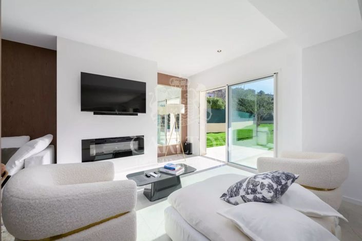 Image No.8-4 Bed House for sale