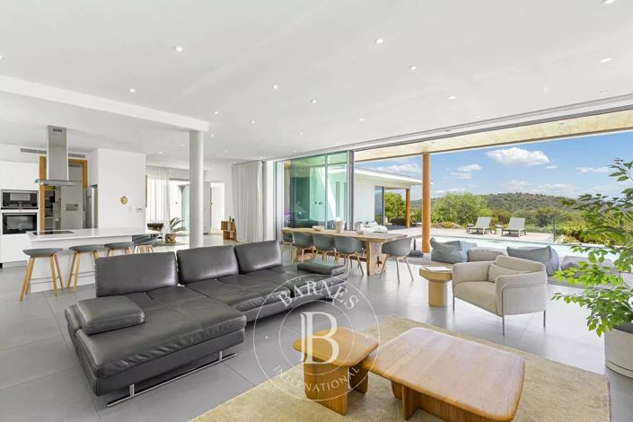 Image No.2-4 Bed House for sale