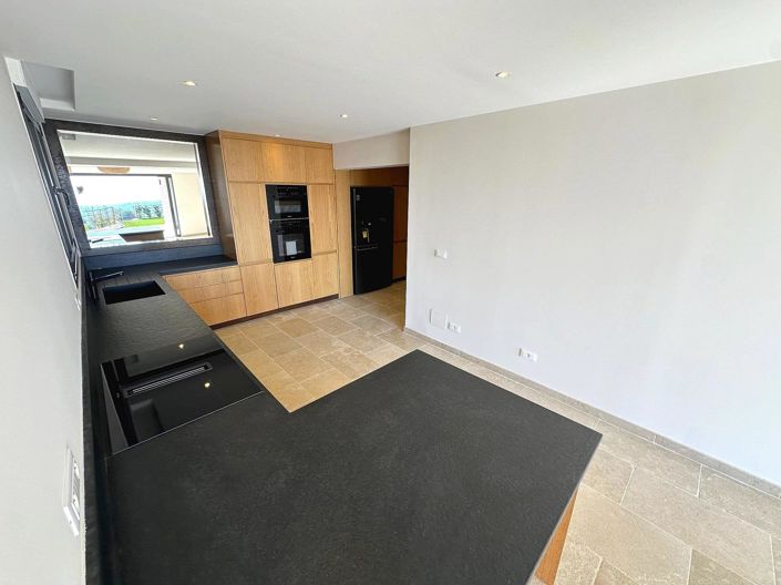 Image No.10-5 Bed House for sale