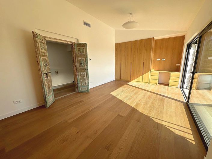 Image No.12-5 Bed House for sale