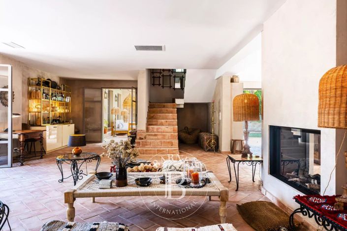 Image No.5-6 Bed House for sale