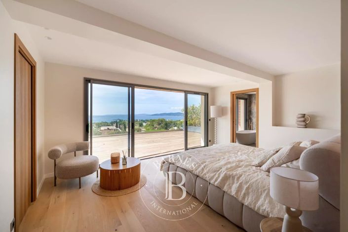 Image No.6-5 Bed House for sale